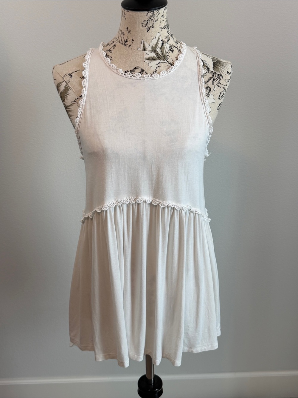 POL White Lace-Trim Tank with Peplum Hem